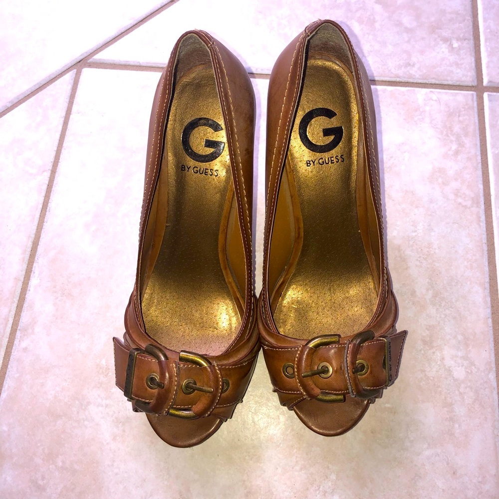 Guess Pumps